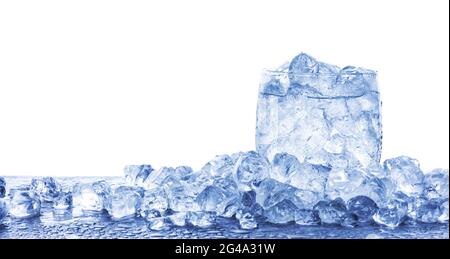 Acqua con ghiaccio tritato cubetti in vetro isolato su sfondo bianco Foto Stock