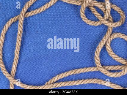 Corda su sfondo di tela blu Foto Stock