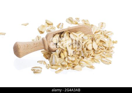 Fiocchi di avena nel convogliatore di legno isolato su sfondo bianco. Close up. Foto Stock