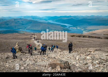 Persone escursione sul Ben Nevis. Fort William (e alcuni altri villaggi scozzese), Loch Linnhe e Loch Eil sono in background. Foto Stock