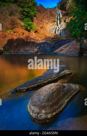 Panama paesaggio presso la bella cascata Chorro el Caño (Las Cascadas de Ola) in primo mattino luce del sole, provincia di Cocle, Repubblica di Panama. Foto Stock