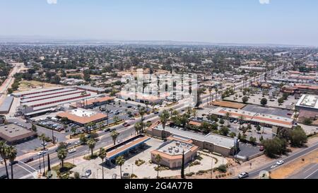 Vista aerea dello skyline del centro di Moreno Valley, California. Foto Stock