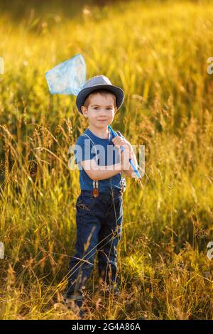 ritratto di ragazzo felice in cappello con rete a farfalla Foto Stock