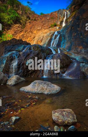 Panama paesaggio presso la bella cascata Chorro el Caño (Las Cascadas de Ola) in primo mattino luce del sole, provincia di Cocle, Repubblica di Panama. Foto Stock