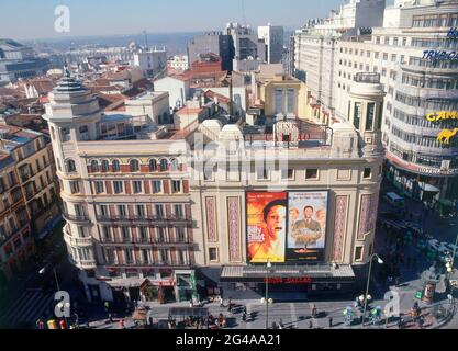 CINE CALLAO EDIFICIO ART DECO SITUADO EN LA PLAZA DE CALLAO NUMERO 3 CON REMINISCENCIAS MODERNISTAS CONSTRUIDO EN 1927 - FOTO AÑOS 00. AUTORE: GUTIERREZ SOTO LUIS. Location: Italy. MADRID. SPAGNA. Foto Stock