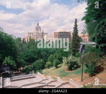 JARDINES DE LA CUESTA DE LOS CIEGOS CON LA CATEDRAL DE LA ALMUDENA AL FONDO. Posizione: ESTERNO. MADRID. SPAGNA. Foto Stock