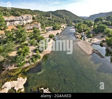 Collias Provenza Francia. Vista panoramica del fiume Gardon come scorre attraverso una gola. Spiagge di ghiaia. Scogliere erose. Acqua pulita. Alberi e scrub Foto Stock