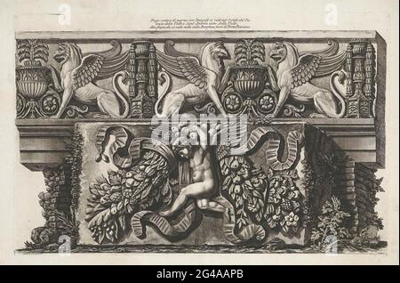 Frisone con grafici e rilievo con putto; vasi, candelabri, lapidi, sarcofago, Cavalletti, lampade e ornamenti disegnati e incisi da Giovanni Battista Piranesi; vasi, Candeabri, cippi, sarcofagi, Tripodi, Lucerna, ecc. Ornamenti antichi MALEDONO. Ed Incisi dal, CAV. Io. Batta Piranesi. Un fregio scolpito con grovifoni e un rilievo con un putto tra ghirlande con frutti. Testo sopra mostra. Foto Stock
