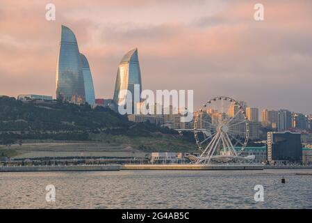 BAKU, AZERBAIGIAN - 29 DICEMBRE 2017: Baku moderno in serata di dicembre Foto Stock