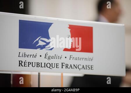 Motto della Repubblica francese su un cartello di cartone "Liberty, Equality, Fraternité" (Liberté, Equalité, Fraternité) Foto Stock