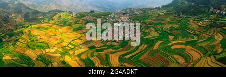 Terrazza agricola e villaggio a poombarai, Kodaikinal Foto Stock