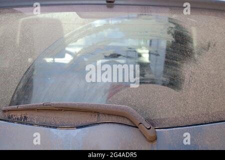 Vista posteriore di un finestrino per auto dirti Foto Stock