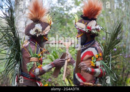 I wigmen di Huli si esibiscono nel villaggio di Hedemari vicino a Tari, nella provincia di Hela del PNG. Foto Stock