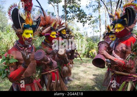 I wigmen di Huli si esibiscono nel villaggio di Hedemari vicino a Tari, nella provincia di Hela del PNG. Foto Stock