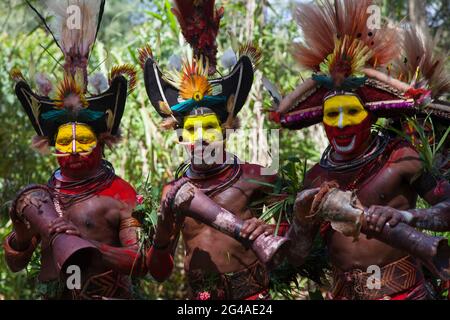 I wigmen di Huli si esibiscono nel villaggio di Hedemari vicino a Tari, nella provincia di Hela del PNG. Foto Stock