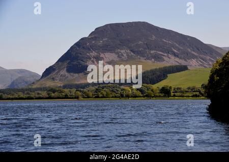 Il Wainwright Mellbreak con il lago Loweswater da Holme Wood nel Lake District National Park, Cumbria, Inghilterra, Regno Unito. Foto Stock