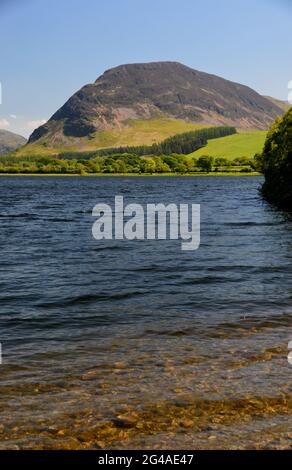 Il Wainwright Mellbreak con il lago Loweswater da Holme Wood nel Lake District National Park, Cumbria, Inghilterra, Regno Unito. Foto Stock