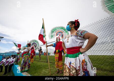 Bandiera drapeaux atmosfera messicana durante l'ePrix Puebla 2021, 5° incontro del Campionato del mondo di Formula e 2020-21, sull'Autodromo Miguel E. Abed dal 18 al 20 giugno, a Puebla, Messico - Photo Germain Hazard / DPPI Foto Stock