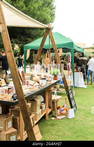 Elche, Alicante, Spagna - 20 giugno 2021: Mercato ecologico, di seconda mano e sostenibile in un ambiente rurale nelle campagne di Elche Foto Stock