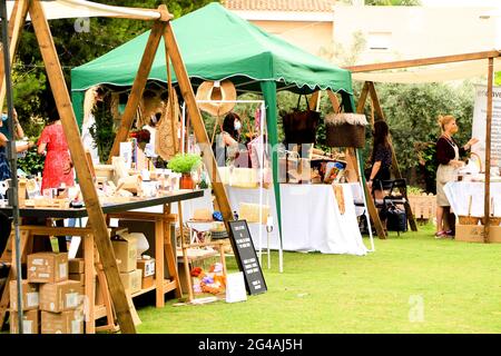 Elche, Alicante, Spagna - 20 giugno 2021: Mercato ecologico, di seconda mano e sostenibile in un ambiente rurale nelle campagne di Elche Foto Stock