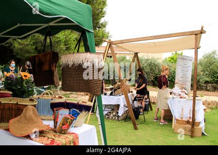 Elche, Alicante, Spagna - 20 giugno 2021: Mercato ecologico, di seconda mano e sostenibile in un ambiente rurale nelle campagne di Elche Foto Stock