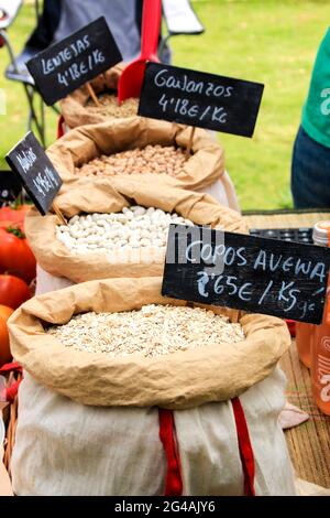 Elche, Alicante, Spagna - 20 giugno 2021: Fiocchi di avena, legumi e altri prodotti biologici in vendita in un mercato ecologico e sostenibile a Elche Foto Stock