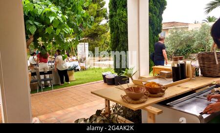 Elche, Alicante, Spagna - 20 giugno 2021: Mercato ecologico, di seconda mano e sostenibile in un ambiente rurale nelle campagne di Elche Foto Stock