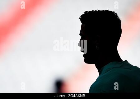 18 giugno 2021, Baviera, Monaco di Baviera: Calcio: Campionato europeo, Gruppo F, finale di formazione Portogallo prima della partita contro la Germania. Il Portogallo Cristiano Ronaldo si sta riscaldando. Foto: Christian Charisius/dpa Foto Stock