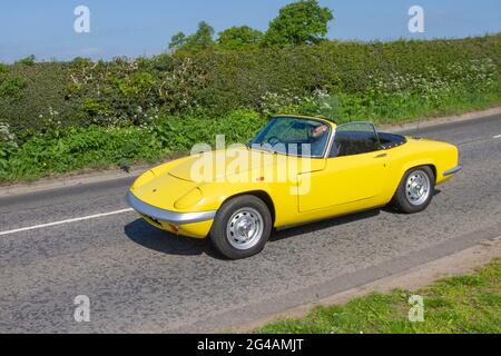 1970 anni 70 giallo Lotus 5 velocità manuale cabrio, 1558 cc benzina auto sportiva in rotta per Capesthorne Hall Classic maggio mostra auto, Cheshire, Regno Unito Foto Stock