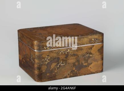 Pauw myoo. Una scatola rettangolare, alta con un coperchio leggermente spruzzante di vernice con intarsi di oro e lamina d'argento e madreperla, con una foto di Kujaku Myoo sul coperchio, una figura con sei bracci di cui due per il petto sono piegati e quattro un arco, due frecce di tenuta, Un Vajra e un tridente, seduti su un pavone con piume di coda spalmato che si erge su un modello di loto, con un sacco di piante di loto in acqua sui lati della scatola. I bordi di coperchio e scatola con un bordo argentato, l'interno decorato con Nashiji, all'interno del coperchio in oro makie la firma 'shosai' e in rosso il sigillo Foto Stock