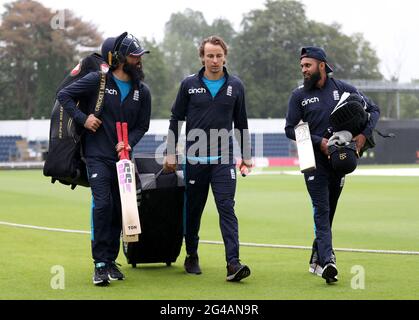 Moeen Ali (a sinistra) e Adil Rashid (a destra) in Inghilterra durante la sessione di reti ai Sophia Gardens di Cardiff. Data immagine: Domenica 20 giugno 2021. Foto Stock