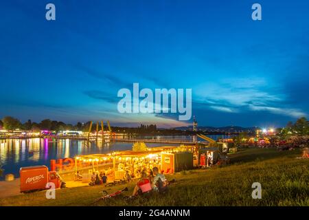 Wien, Vienna: Area ricreativa Copa Beach sul fiume Neue Donau (nuovo Danubio), persone sul prato, bar, vista su Wienerwald e Millennium Tower nel 22. Don Foto Stock