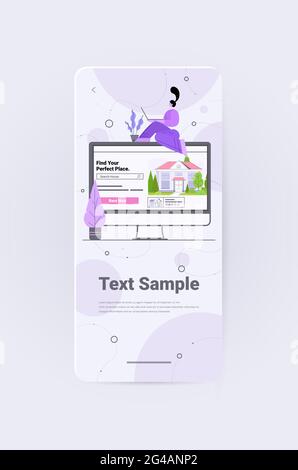 donna che utilizza un'applicazione per computer per cercare case per affittare o acquistare online immobiliare property management concetto Illustrazione Vettoriale