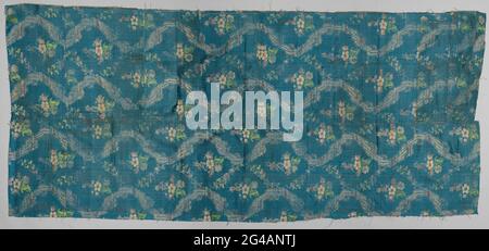Frammento brocciato e lanciato tessuto di seta. Frammento brocciato e lanciato tessuto di seta in catena satin bonding. Dessin: Rigging di sollevamento, pneumatici ondulati con bordo affettato da cinque bevande floreali con in torsione con fiori in Écru, verde, rosso e rosa (lancio) e giallo (brocation) e blu (tessuto macinato). Il tessuto di seta è costituito da dodici frammenti cuciti di diverse dimensioni. Carta in vaso (circa 1978-1998) con la lettera W. condizione: Piuttosto male. Foto Stock