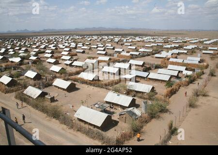 Nairobi. 8 Apr 2021. Foto scattata l'8 aprile 2021 mostra il campo profughi di Kakuma nella contea di Turkana, Kenya. Sia il Kenya che l'Agenzia delle Nazioni Unite per i rifugiati (UNHCR) hanno convenuto che i campi per i rifugiati non sono una soluzione a lungo termine per lo sfollamento forzato e si sono impegnati a lavorare insieme per trovare soluzioni alternative in linea con i principi e gli obiettivi di condivisione delle responsabilità del Global Compact on Refugees dell'UNHCR. Credit: Charles Onyango/Xinhua/Alamy Live News Foto Stock