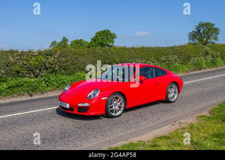 2008 rosso Porsche Carrera 2S PDK, 3800 cc coupé benzina automatica a 7 velocità in rotta per la mostra di auto classiche di maggio di Capesthorne Hall, Cheshire, Regno Unito Foto Stock