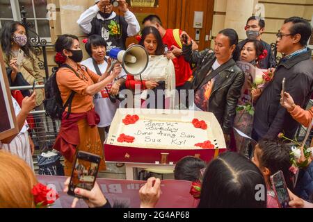 Londra, Regno Unito. 19 giugno 2021. I manifestanti portano fuori una torta di compleanno fuori dell'ambasciata del Myanmar a Mayfair. I manifestanti anti anti anti-colpo di stato del Myanmar hanno marciato attraverso il centro di Londra in occasione del compleanno di Aung San Suu Kyi. Foto Stock