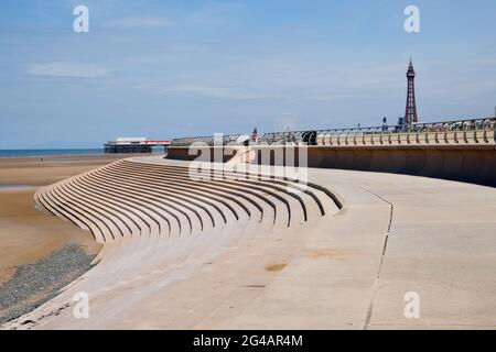 Ampie curve di scalini con la Blackpool Tower in lontananza sul fronte mare a Blackpool nel Lancashire Inghilterra UK Foto Stock