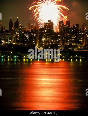 2005 FUOCHI D'ARTIFICIO STORICI UPPER WEST SIDE SKYLINE HUDSON RIVER MANHATTAN NEW YORK CITY USA Foto Stock