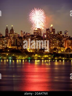 2005 FUOCHI D'ARTIFICIO STORICI UPPER WEST SIDE SKYLINE HUDSON RIVER MANHATTAN NEW YORK CITY USA Foto Stock