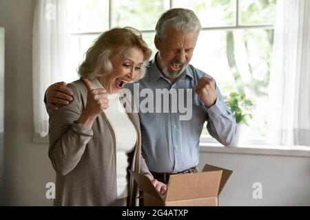 Sorpassato coppia vecchia trionfo con un buon ordine online Foto Stock