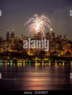 2005 FUOCHI D'ARTIFICIO STORICI UPPER WEST SIDE SKYLINE HUDSON RIVER MANHATTAN NEW YORK CITY USA Foto Stock