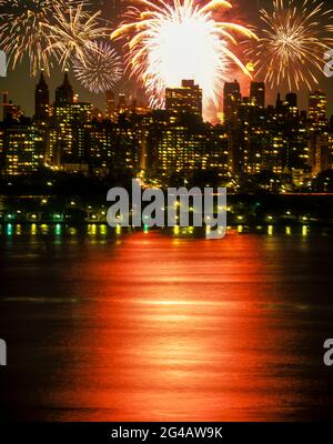 2005 FUOCHI D'ARTIFICIO STORICI UPPER WEST SIDE SKYLINE HUDSON RIVER MANHATTAN NEW YORK CITY USA Foto Stock