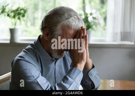 L'anziano infelice grida sentendosi afflitto a casa Foto Stock