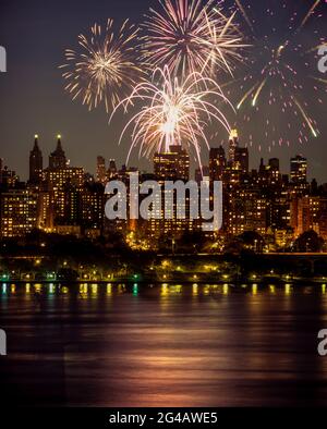 2005 FUOCHI D'ARTIFICIO STORICI UPPER WEST SIDE SKYLINE HUDSON RIVER MANHATTAN NEW YORK CITY USA Foto Stock