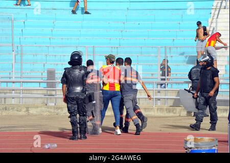 Rades, Tunisi, Tunisia. 19 giugno 2021. Sono scoppiati scontri tra i sostenitori dell'EST e la polizia che ha utilizzato il gas lacrimogeno . durante la prima tappa semi-finale della African Champions League CAF, EST contro al Ahly d'Egitto allo stadio Rades di Tunisi.foto: Chokri Mahjoub. Credit: Chokri Mahjoub/ZUMA Wire/Alamy Live News Foto Stock