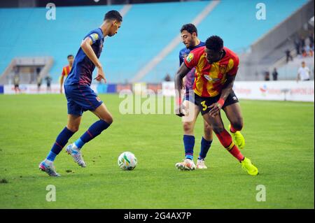 Rades, Tunisi, Tunisia. 19 giugno 2021. BASIT Abdul Khalid(3) in azione con Badr Benoun di al Ahly durante la prima tappa semifinale della African Champions League CAF, EST contro al Ahly d'Egitto allo stadio Rades di Tunisi.foto: Chokri Mahjoub. Credit: Chokri Mahjoub/ZUMA Wire/Alamy Live News Foto Stock