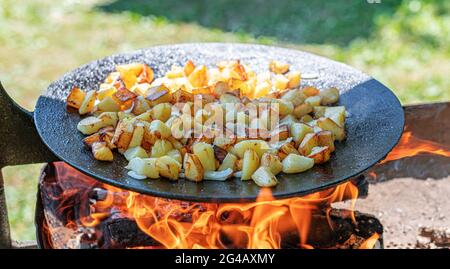 Patate fritte al fuoco o grigliate. Foto Stock