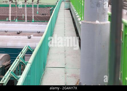 Ponte sulla ferrovia a giorno Foto Stock