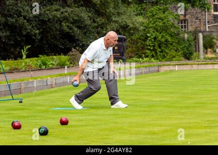 Bocce uomo in locale partita di bocce prato sul verde in Hexham Northumberland Foto Stock